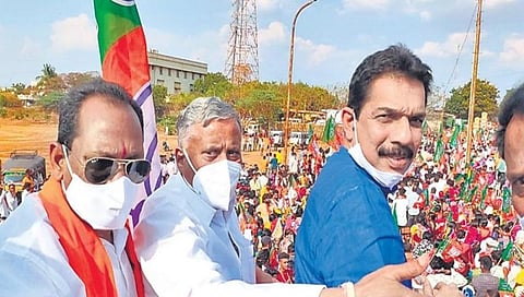 ಬಸವಕಲ್ಯಾಣದಲ್ಲಿ ರೋಡ್ ಶೋದಲ್ಲಿ ಭಾಗವಹಿಸಿದ ರಾಜ್ಯ ಬಿಜೆಪಿ ನಾಯಕರು