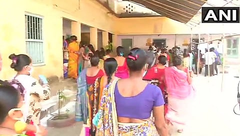 ಮತದಾನ ಮಾಡಲು ಸಾಲಿನಲ್ಲಿ ನಿಂತಿರುವ ಜನ