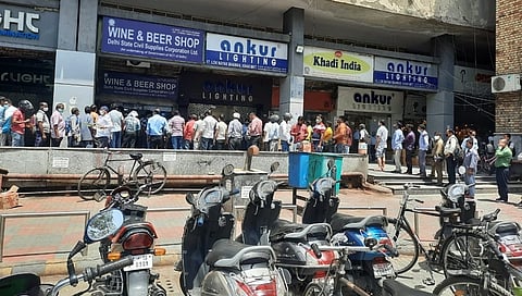 ಲಿಕ್ಕರ್ ಶಾಪ್ ಮುಂದೆ ಸಾಲುಗಟ್ಟಲೆ ಜನರು