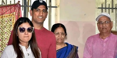 ಪೋಷಕರೊಂದಿಗೆ ಧೋನಿ ದಂಪತಿ
