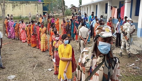 ಮತದಾನ ಮಾಡಲು ಸಾಲಿನಲ್ಲಿ ನಿಂತಿರುವ ಜನತೆ