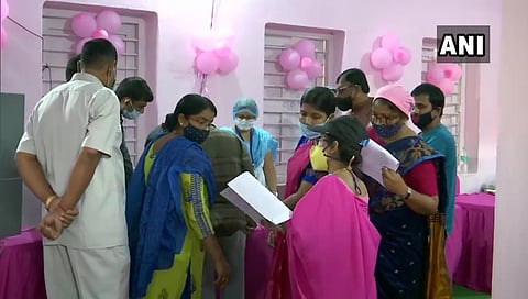 ಮತದಾನ ಕ್ಷೇತ್ರದಲ್ಲಿ ಚುನಾವಣಾ ಸಿಬ್ಬಂದಿಗಳು