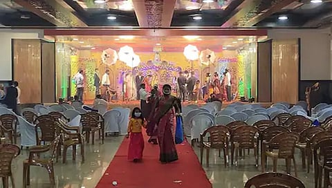 ಮದುವೆಗೆ ಬಂದ ಅತಿಥಿಗಳನ್ನು ಪೊಲೀಸರು ಕಳುಹಿಸಿದ ನಂತರ ಖಾಲಿಯಾದ ಕಲ್ಯಾಣ ಮಂಟಪ