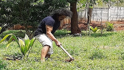 ಪಿಕ್ಕಾಸು ಹಿಡಿದು ಕೆಲಸ ಮಾಡುತ್ತಿರುವ ನಟ ಉಪೇಂದ್ರ
