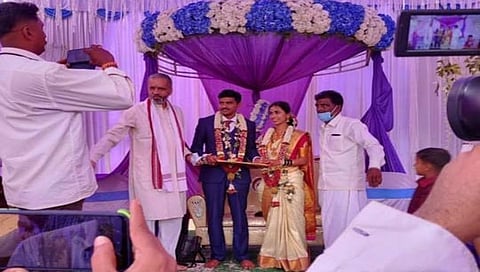 ವಧೂವರರೊಂದಿಗೆ ಫೋಸ್ ನೀಡಿದ ಸ್ಪೀಕರ್ ವಿಶ್ವೇಶ್ವರ ಹೆಗಡೆ ಕಾಗೇರಿ