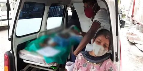 ಮಗುವಿಗಾಗಿ ರೋಧಿಸುತ್ತಿರುವ ತಾಯಿ