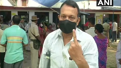 ಮತಗಟ್ಟೆಯೊಂದರಲ್ಲಿ ಹಕ್ಕು ಚಲಾಯಿಸಿದ ವಿಶೇಷ ಚೇತನ ಮತದಾರ