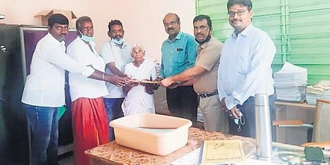 ಭೂ ದಾಖಲಾತಿ ಸ್ವೀಕರಿಸುತ್ತಿರುವ ಇಡ್ಲಿ ಅಮ್ಮ