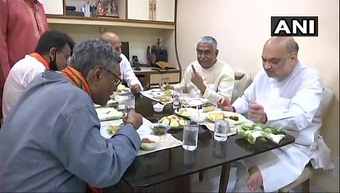 ಮಧ್ಯಾಹ್ನದ ಭೋಜನ ಮಾಡುತ್ತಿರುವ ಅಮಿತ್ ಶಾ