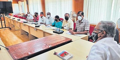 ಸಭೆಯಲ್ಲಿ ಸಚಿವ ಸುರೇಶ್ ಕುಮಾರ್