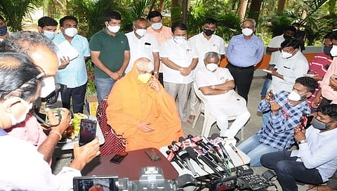 ಮಾಧ್ಯಮ ಪ್ರತಿನಿಧಿಗಳೊಂದಿಗೆ ಮಾತನಾಡಿದ ಸುತ್ತೂರು ಮಠದ ಸ್ವಾಮೀಜಿ ಮತ್ತು ಸಚಿವ ಎಸ್ ಟಿ ಸೋಮಶೇಖರ್