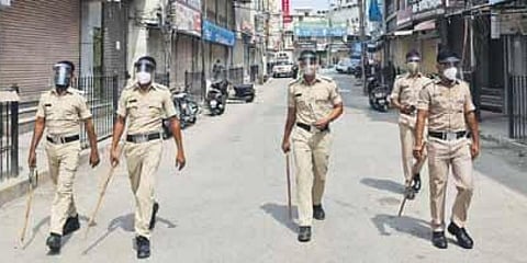 ಶಿವಾಜಿನಗರದಲ್ಲಿ ಲಾಠಿ ಹಿಡಿದು ಗಸ್ತು ತಿರುಗುತ್ತಿರುವ ಪೊಲೀಸರು
