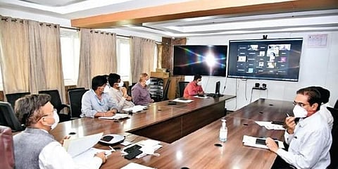 ವರ್ಚುವಲ್ ಸಭೆಯಲ್ಲಿರುವ ಅಧಿಕಾರಿಗಳು