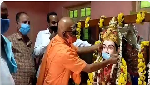 ಬಸವಣ್ಣ ಪ್ರತಿಮೆಯ ಬಾಯಿಗೆ ಮಾಸ್ಕ್ ಹಾಕುತ್ತಿರುವುದು