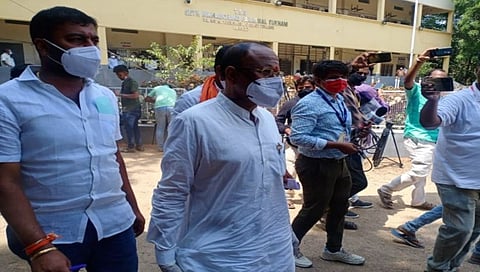 ಮತ ಎಣಿಕೆ ಕೇಂದ್ರದಿಂದ ಹೊರಬಂದ ಬಿಜೆಪಿ ಅಭ್ಯರ್ಥಿ ಪ್ರತಾಪ್ ಗೌಡ ಪಾಟೀಲ್