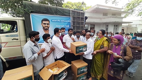 ಸಿನೆಮಾ ಕಲಾವಿದರಿಗೆ ಫುಡ್ ಕಿಟ್ ವಿತರಿಸಿದ ಉಪ ಮುಖ್ಯಮಂತ್ರಿ ಡಾ ಸಿ ಎನ್ ಅಶ್ವಥ ನಾರಾಯಣ