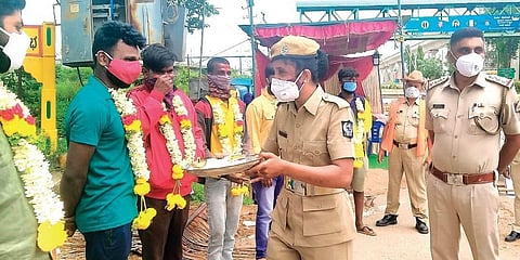 ನಿಯಮ ಉಲ್ಲಂಘಿಸಿದವರಿಗೆ ಸನ್ಮಾನ ಮಾಡುತ್ತಿರುವ ಪೊಲೀಸರು