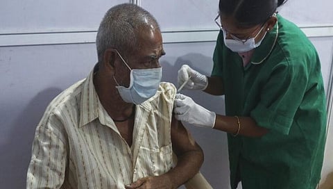 ಆರೋಗ್ಯ ಕಾರ್ಯಕರ್ತನಿಗೆ ಲಸಿಕೆ ನೀಡುತ್ತಿರುವುದು