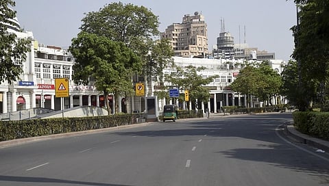 ಕೊನಾಟ್ ಪ್ಯಾಲೇಸ್ ಮುಂಭಾಗದ ರಸ್ತೆ