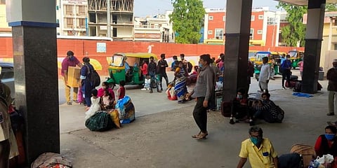 ಕೆಎಸ್ ಆರ್ ನಿಲ್ದಾಣದಿಂದ ಹೊರಬಂದಿರುವ ಪ್ರಯಾಣಿಕರು