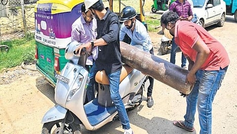 ದ್ವಿಚಕ್ರ ವಾಹನದಲ್ಲಿ ಆಕ್ಸಿಜನ್ ಸಿಲಿಂಡರ್ ಸಾಗಿಸುತ್ತಿರುವುದು