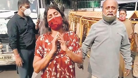 ರೋಗಿಯ ಪತ್ನಿ ಮುಖ್ಯಮಂತ್ರಿ ಬಿ ಎಸ್ ಯಡಿಯೂರಪ್ಪ ನಿವಾಸದ ಮುಂದೆ ಅಳಲು ತೋಡಿಕೊಂಡಿರುವುದು