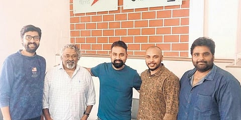 (ಎಡದಿಂದ) ಶ್ರೀನಿವಾಸ್ ಬಿಂಡಿಗನವಿಲೆ, ಗಣೇಶ್ ಪಾಪಣ್ಣ, ಗೀತ್ ಗೀತ್ ಜೇಸನ್ ವಾಜ್, ಅಜಯ್ ಅಪ್ಪಾರೂಪ್, ಯತೀಶ್ ವೆಂಕಟೇಶ್