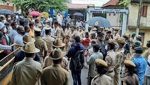 ಪೋಲೀಸ್ ಠಾಣೆ ಎದುರು ಪ್ರತಿಭಟನೆಯಲ್ಲಿ ತೊಡಗಿದ ನಾಗರಿಕರು