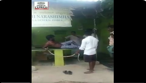 ಕಚ್ಚಿದ ಹಾವನ್ನು ಕೈಯಲ್ಲಿ ಹಿಡಿದಿರುವ ಯುವಕ