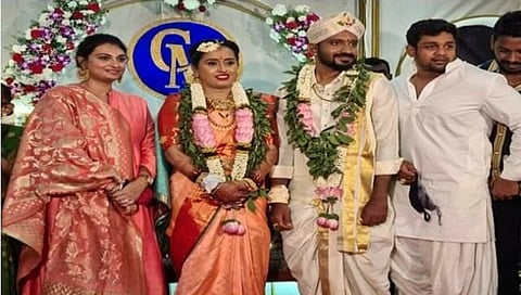 'ಬಹದ್ದೂರ್ ', 'ಭರ್ಜರಿ 'ಸಿನಿಮಾ ನಿರ್ದೇಶಕ ಚೇತನ್ ಇಂದು ಮೈಸೂರಿನಲ್ಲಿ ತಮ್ಮ ಸೋದರತ್ತೆ ಮಗಳಾದ ಮಾನಸ ಜೊತೆ ಸಪ್ತಪದಿ ತುಳಿದಿದ್ದಾರೆ.