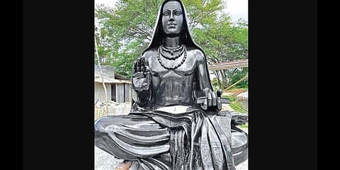 ಅರುಣ್ ನಿರ್ಮಾಣದ ಎರಡು ಅಡಿ ಎತ್ತರದ ಶಂಕಾರಾಚಾರ್ಯರ ಪ್ರತಿಮೆ
