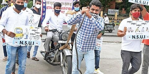 ದೇಶದಲ್ಲಿ ಇಂಧನ ಬೆಲೆ ಗಗನಕ್ಕೇರಿರುವುದನ್ನು ವಿರೋಧಿಸಿ ಎನ್‌ಎಸ್‌ಯುಐ ಕಾರ್ಯಕರ್ತರು ಮೈಸೂರಿನಲ್ಲಿ ಸೋಂಮವಾರ ಪ್ರತಿಭಟನೆ ನಡೆಸಿದರು.