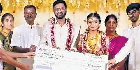 ಸರಳ ವಿವಾಹವಾದ ಜೋಡಿ