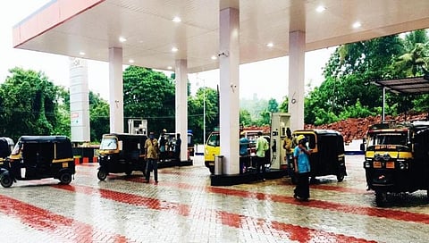 ಆಟೋರಿಕ್ಷಾಗಳಿಗೆ ಉಚಿತ ಇಂಧನ ವಿತರಿಸಿದ ಬಂಕ್