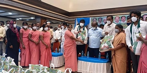 ಬಂಗಾರಪೇಟೆಯಲ್ಲಿ ಅಂಗನವಾಡಿ ಕಾರ್ಯಕರ್ತೆಯರಿಗೆ ಆಹಾರದ ಕಿಟ್ ವಿತರಿಸಿದ ಕುಮಾರಸ್ವಾಮಿ