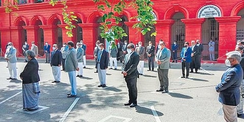 ಶ್ರದ್ಧಾಂಜಲಿ ಸಲ್ಲಿಸುತ್ತಿರುವುದು