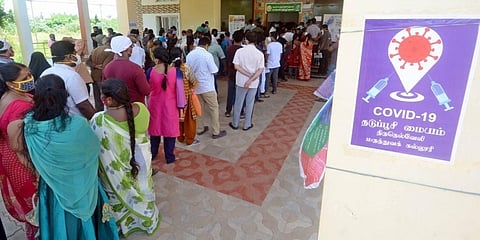 ಲಸಿಕೆ ಪಡೆಯಲು ಸರತಿ ಸಾಲಿನಲ್ಲಿ ನಿಂತಿರುವ ಜನ