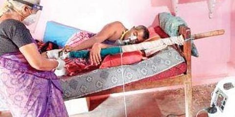 ಚಾಮರಾಜನಗರ ಹಾನೂರು ತಾಲೂಕಿನಲ್ಲಿ ಸೋಂಕಿತ ವ್ಯಕ್ತಿಯ ಆರೋಗ್ಯ ತಪಾಸಣೆ ನಡೆಸುತ್ತಿರುವ ನರ್ಸ್ ಗೀತಾ