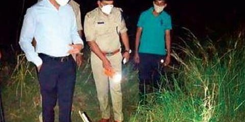 ಕೊಲೆ ನಡೆದ ಸ್ಥಳದಲ್ಲಿ ಪೊಲೀಸರ ಪರಿಶೀಲನೆ