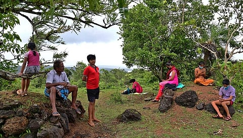 ಶಿಕ್ಷಣ ತರಗತಿ ಕೊಠಡಿಗೆ ಸೀಮಿತವಾಗಿಲ್ಲ ಎಂಬ ಮಾತಿದೆ. ಈಗ ಕೊರೋನಾ ಕಾರಣದಿಂದ ಒಂದು ವರ್ಷದಿಂದ ಶಾಲೆ-ಕಾಲೇಜುಗಳು ತರಗತಿಯಲ್ಲಿ ಭೌತಿಕವಾಗಿ ನಡೆಯುತ್ತಿಲ್ಲ. ಬದಲಿಗೆ ನಡೆಯುತ್ತಿರುವುದು ಆನ್ ಲೈನ್ ಕ್ಲಾಸು.