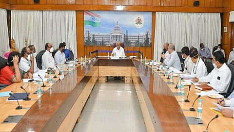 ಮುಖ್ಯಮಂತ್ರಿ ಬಿಎಸ್ ಯಡಿಯೂರಪ್ಪ ನೇತೃತ್ವದಲ್ಲಿನ ಸಭೆಯಲ್ಲಿ ಹಿರಿಯ ಅಧಿಕಾರಿಗಳು