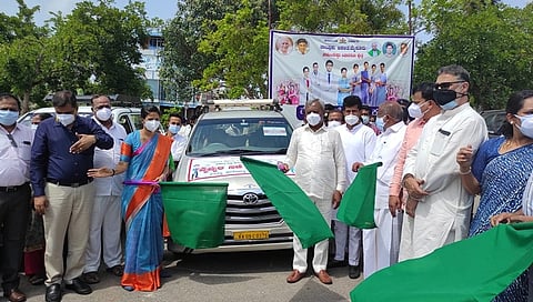 ಹಳ್ಳಿ ಕಡೆಗೆ ವೈದ್ಯರ ನಡಿಗೆ ಕಾರ್ಯಕ್ರಮಕ್ಕೆ ಚಾಲನೆ ನೀಡಿದ ಸಂದರ್ಭದಲ್ಲಿ ಜಿಲ್ಲಾಧಿಕಾರಿ ರೋಹಿಣಿ ಸಿಂಧೂರಿ