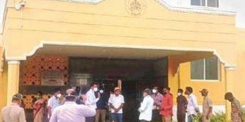 ಜೀರಿಗೆ ಗದ್ದೆಯಲ್ಲಿ ಆರಂಭಿಸಿರುವ ಕೋವಿಡ್ ಕೇರ್ ಕೇಂದ್ರ