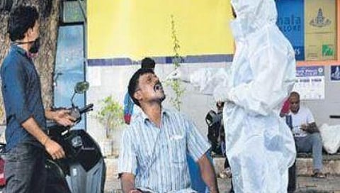 ಆರೋಗ್ಯ ಕಾರ್ಯಕರ್ತರೊಬ್ಬರು ಬೆಂಗಳೂರಿನ ಕೆಎಸ್‌ಆರ್ ರೈಲ್ವೆ ನಿಲ್ದಾಣದ ಬಳಿ ವ್ಯಕ್ತಿಯ ಸ್ವ್ಯಾಬ್ ಮಾದರಿಗಳನ್ನು ಸಂಗ್ರಹಿಸುತ್ತಿರುವುದು