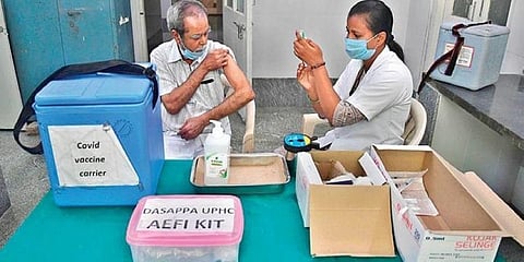 ಹಿರಿಯ ನಾಗರಿಕರು ಕೋವಿಡ್-19 ಲಸಿಕೆ ಪಡೆಯುತ್ತಿರುವ ದೃಶ್ಯ