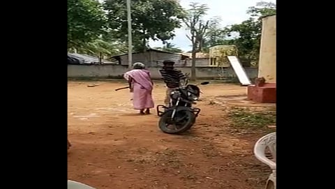 ವ್ಯಕ್ತಿಯಿಂದ ಮಚ್ಚು ಕಿತ್ತುಕೊಂಡು ಬಿಸಾಕಿದ ಅಜ್ಜಿ