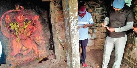 ದೇವಾಲಯದ ಸ್ಥಳದಲ್ಲಿ ಪರಿಶೀಲನೆನಡೆಸುತ್ತಿರುವ ಅಧಿಕಾರಿಗಳು