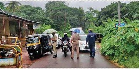 ಮಂಗಳೂರಿನಲ್ಲಿ ವಾಹನ ಪರಿಶೀಲನೆ ನಡೆಸುತ್ತಿರುವ ಪೊಲೀಸರು