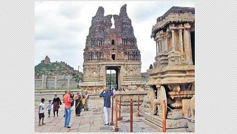 ವಿಶ್ವವಿಖ್ಯಾತ ಹಂಪಿಯಲ್ಲಿ ಪ್ರವಾಸಿಗರು