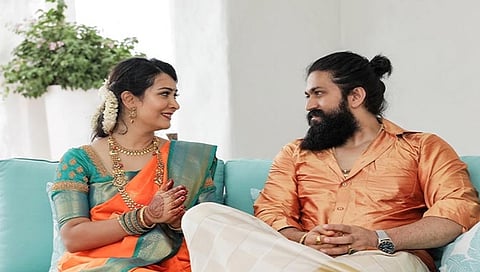 ಸ್ಯಾಂಡಲ್ ವುಡ್ ನ ಜನಪ್ರಿಯ ತಾರಾ ದಂಪತಿ ರಾಕಿಂಗ್ ಸ್ಟಾರ್ ಯಶ್-ರಾಧಿಕಾ ಪಂಡಿತ್ ತಮ್ಮ ಕನಸಿನ ಕೂಸು ನೂತನ ಗೃಹ ಪ್ರವೇಶ ಮಾಡಿದ್ದಾರೆ.